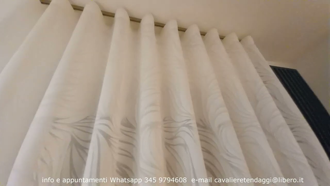 Tendaggi a onda con fantasia curvilinee all-over bianco su bianco in mussola