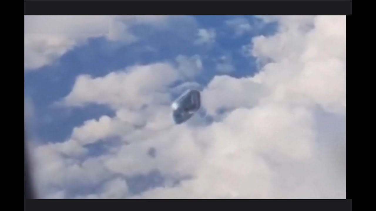 Дырка в окне самолета