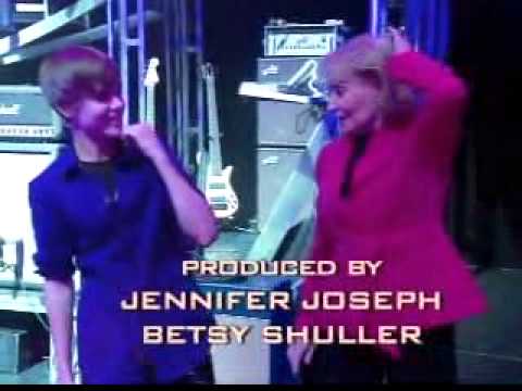 Justin Bieber shows Barbara Walters how to Dougie