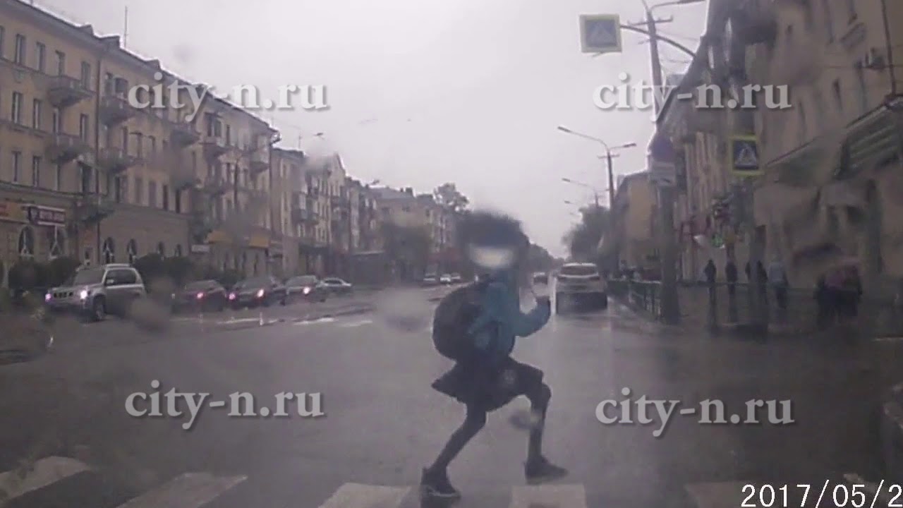 Девочка бросилась под колеса автомобиля в Новокузнецке - YouTube