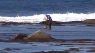 風合瀬の冬の海岸で漁をする人