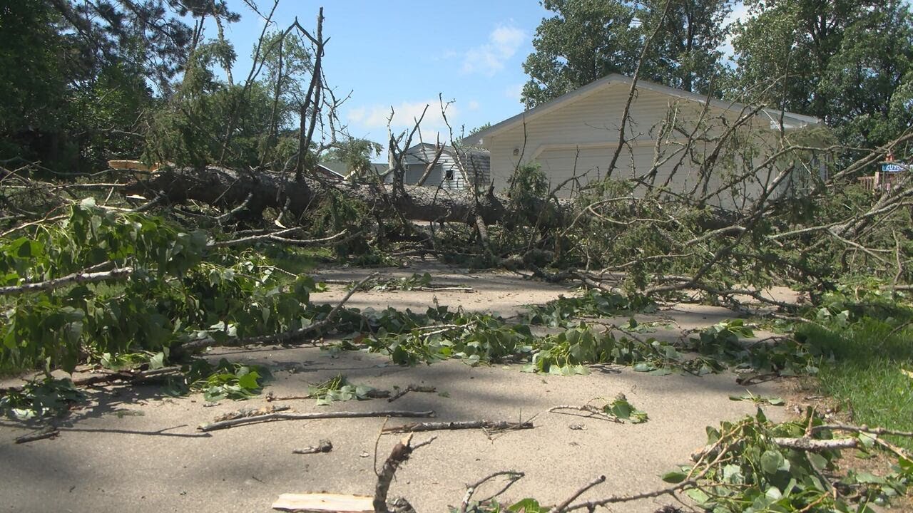Sunday’s overnight storm leaves thousands without power - YouTube
