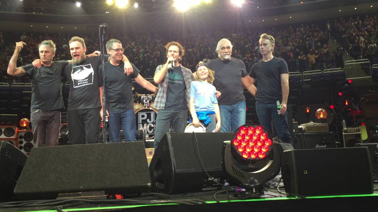PEARL JAM and NOAH taking a bow in Quebec City! YouTube
