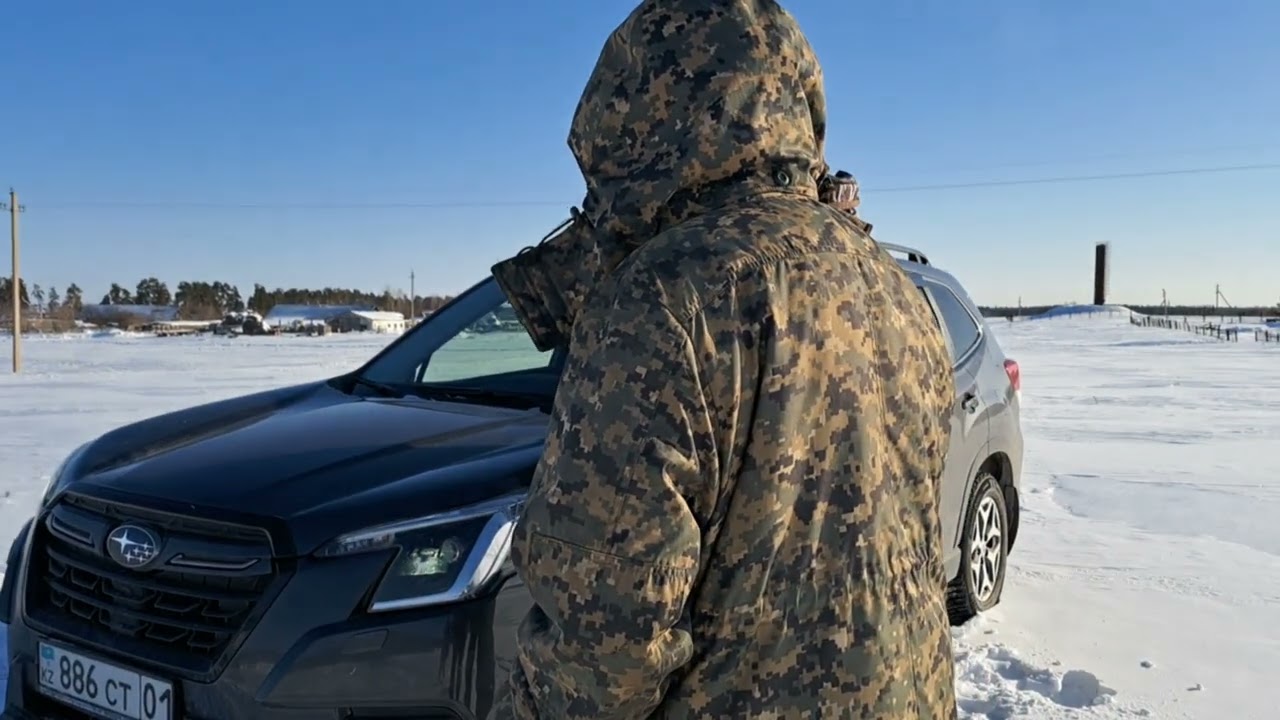В  зимнем  плену оказались , застряла машина  в снегу 