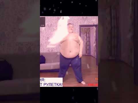 Гриша Полное TV танцует под музыку и размахивает своей рубашкой над головой видео из Tik-Tok
