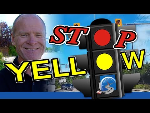 فيديو: ماذا يعني وميض الضوء الأصفر عند التقاطع؟