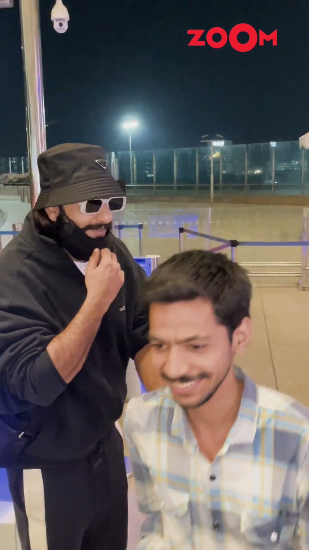 Ranveer Singh's SWEET gesture for fans' as spotted at the airport ? #ranveersingh #shorts