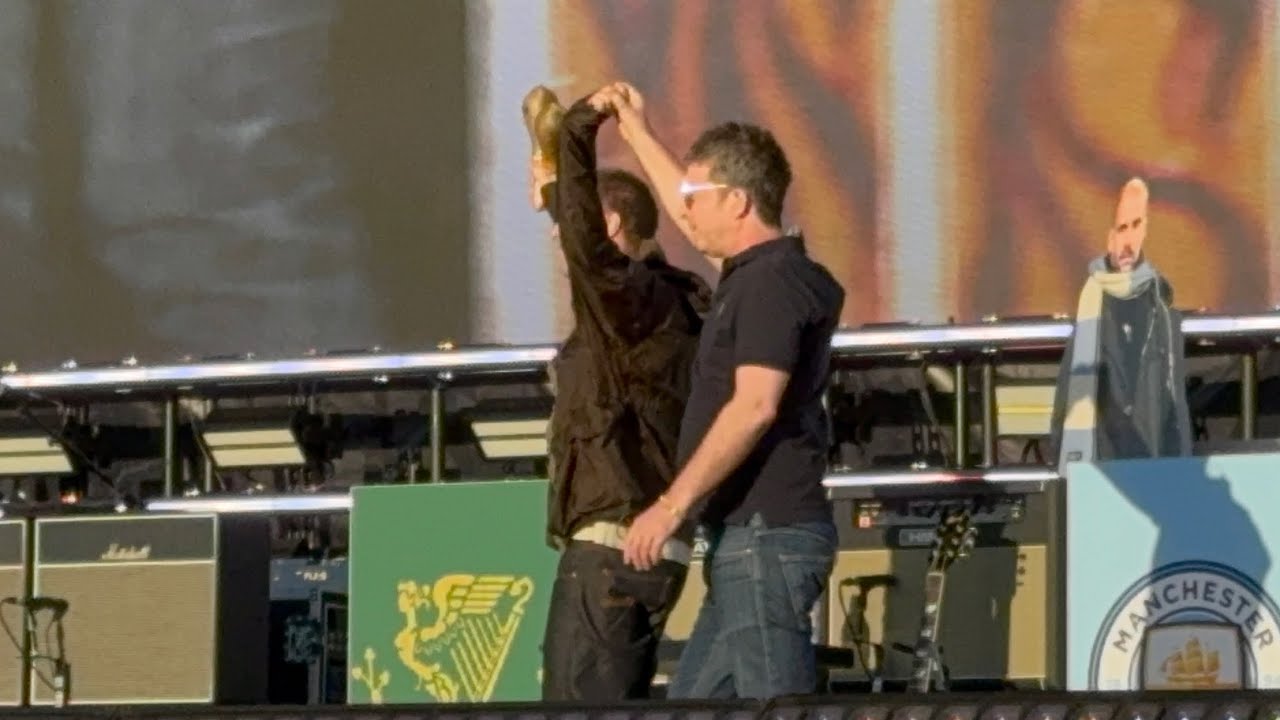 Oasis - Intro & Hello (Live in Manchester, July 11th 2025) Oasis - Intro & Hello (Live in Manchester, July 11th 2025)
