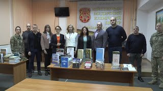 Молоді вчені передали військовим книги популярних авторів