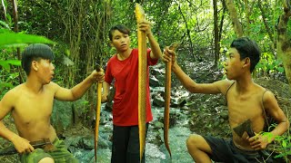 Survival in the rainforest-mans found eels with eggplants for cook in clay -Eating delicious