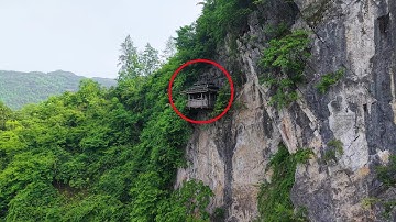你见过悬空在崖壁上的房子吗？重庆大山的悬崖绝壁上竟悬着一座木房子，太震撼了！