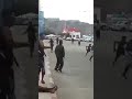شاهد تواضع القايد شلال شايع يلعب كرة القدم في الشارع مع شباب عدن