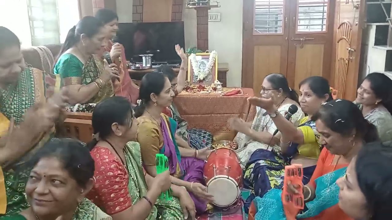 ભજન નીચે લખ્યું છે.ગુલાબ સરખું ફુલ છે કેસર એનો રંગ છે સુંદર ભજન સાંભળજો.શ્રી સખીભજન  મંડળ.મમતા રાઠી.