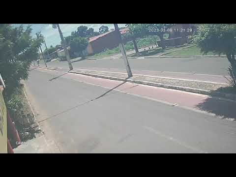 🚨Vídeo mostra acidente entre carro da Equatorial e motocicleta no bairro Flores, em Campo Maior