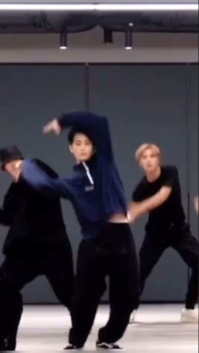 yaampun mark sayang aku lupa menitiin baju mu jadinya keangkat deh😭😭 #nct #shorts #mark #marklee
