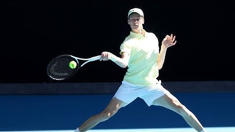 Jannik Sinner defeats World No. 36 Nicolas Jarry in the Australian Open first round.