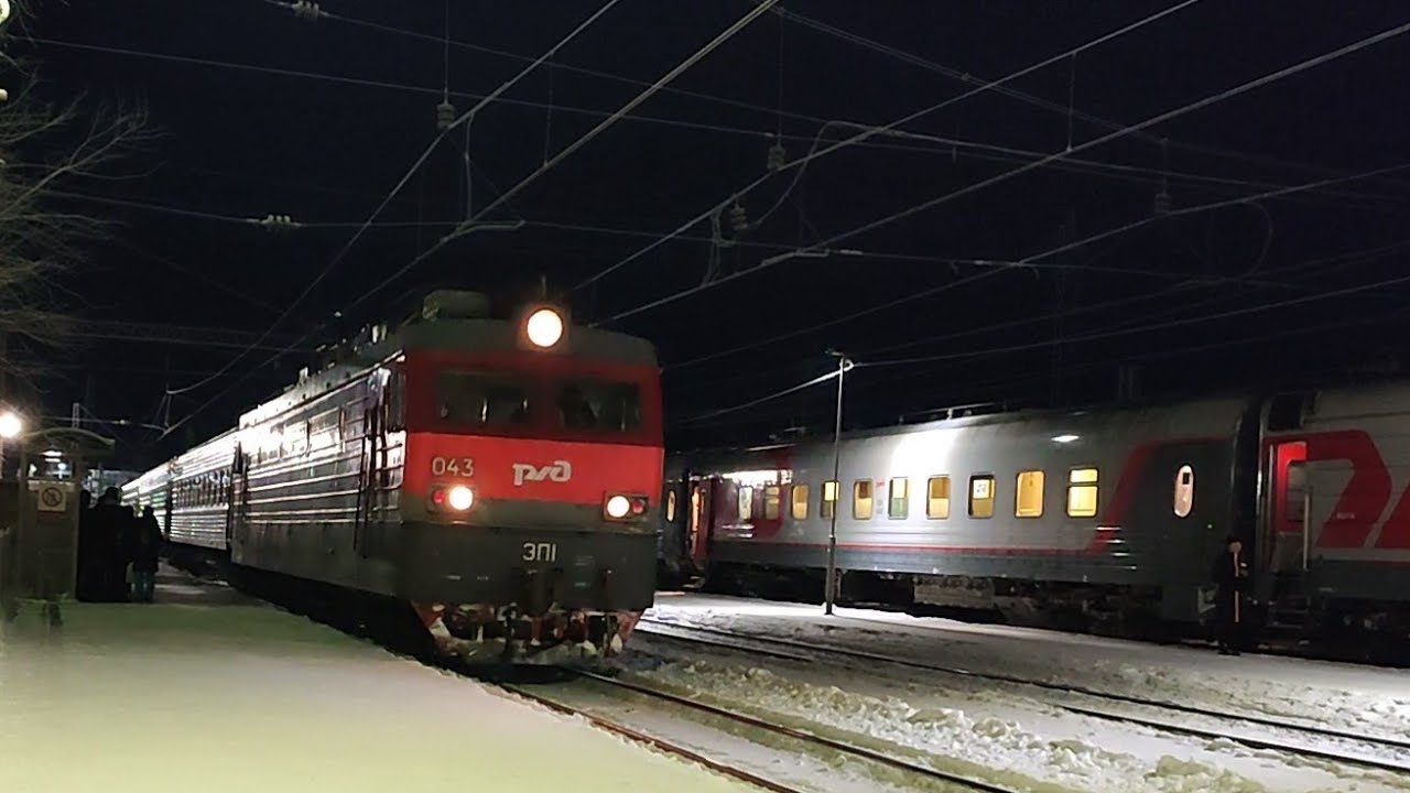 Туристический пассажирский поезд №933,сообщением  Мурманск-Москва, прибывает на третий путь. 