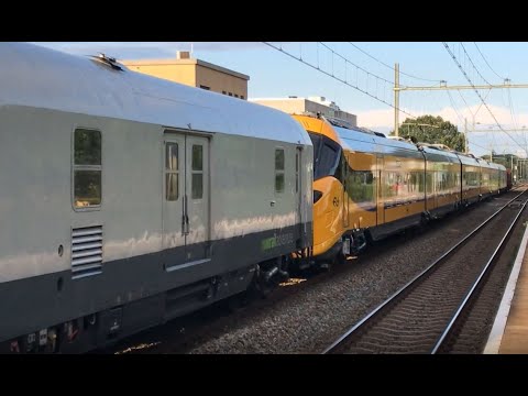 Nightjet met lichtsein en toeter passeert ICNG-trein op transport (Bunnik 30 juli 2021)