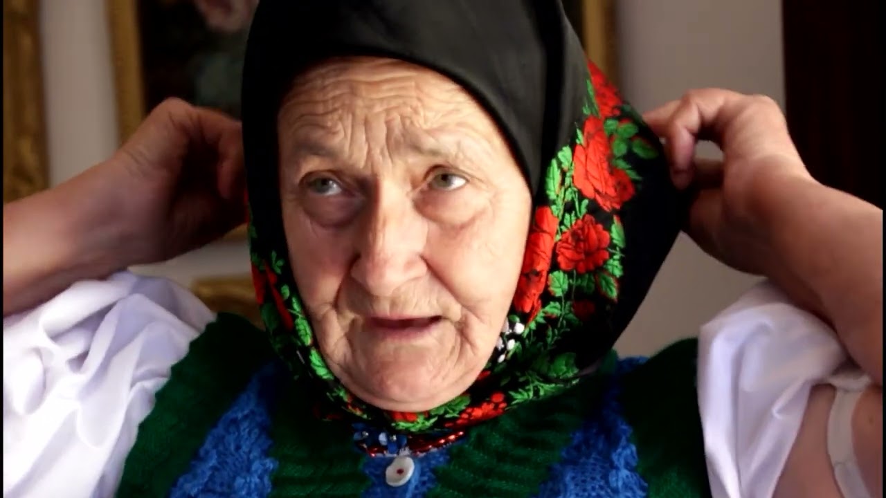 Élő népviseletek Rimóc Rozi néni kendőgyűjteménye