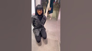 Edna Mode loopt een kledingwinkel binnen