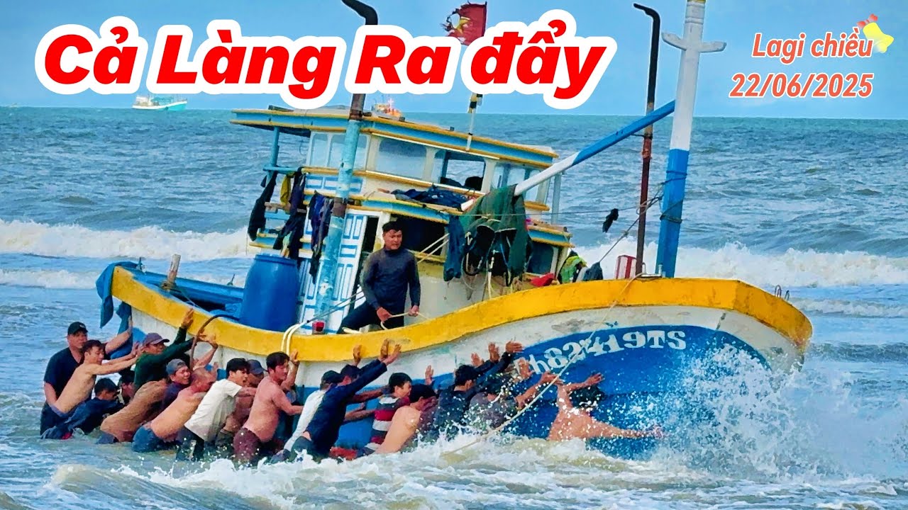 Chiều Nay 22/06/2025, Ghe Lặn Sò Bị Sóng Đánh Bay Lên Cồn – Cả Làng Ra Cứu, Thoát Nạn!