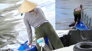 Chị gái sà lan vượt cống kênh cụt