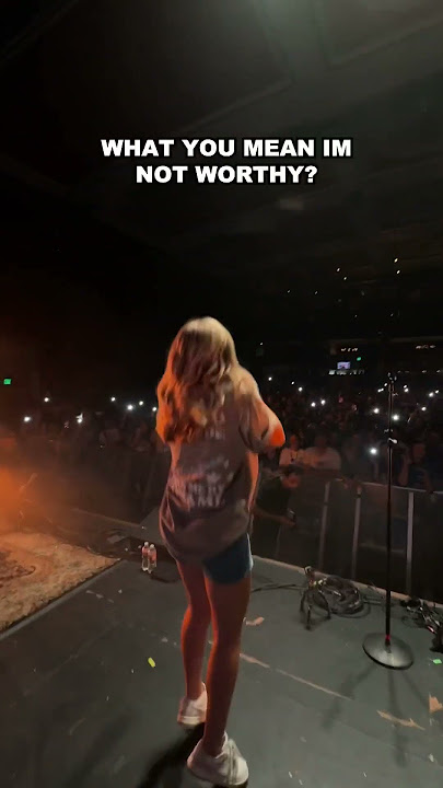 Fan asks if she can rap on stage 👀