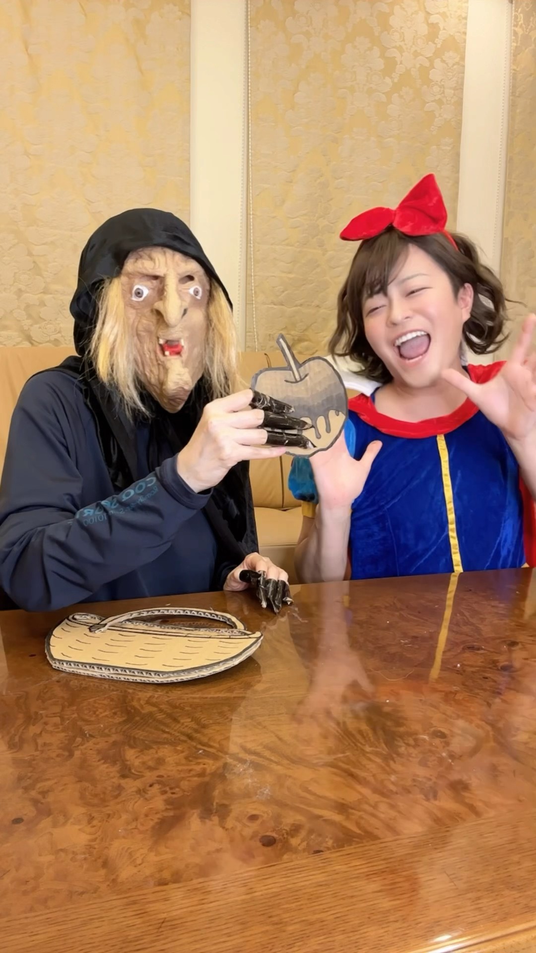 HAND OUT POISONED APPLES FROM CARDBOARD！#asmr