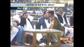 Top UP cop Ashutosh Pande at CM Akhilesh Yadav's feet