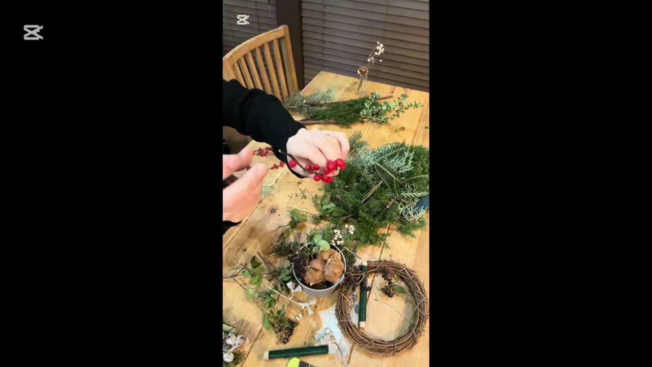 フレッシュな花材を使ったクリスマスリースの作り方 - YouTube
