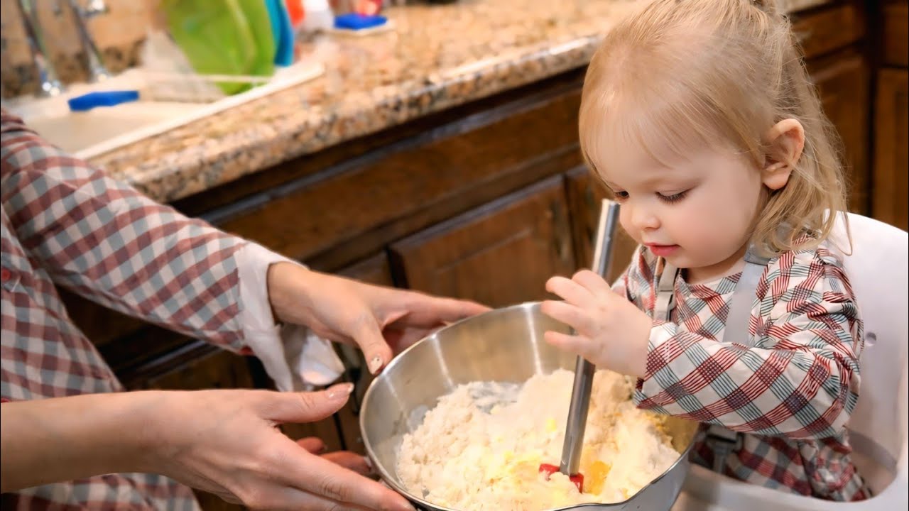 OHH MY SWEET ELLIE HELP HER MOM IN THE KITCHEN FOR THE FIRST TIME LOOK AT THIS😍😍