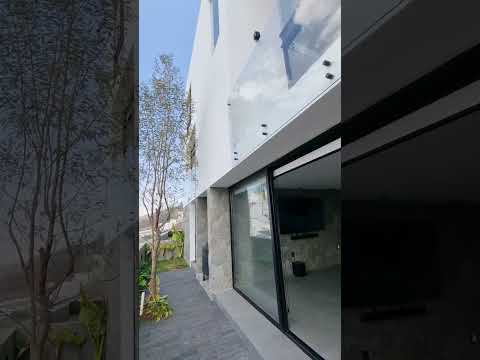 Video: Hermosa casa de familia minimalista con intrigantes detalles de arquitectura
