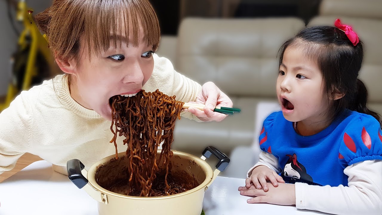 Seoeun играть в куб игры и есть черная лапша