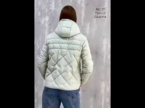 Жіноча коротка демісезонна якісна фабрична куртка з капюшоном, видео 1