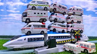 踏切で電車が来るのを待っていたら救急車のミニカーを乗せた新幹線が出て来るサプライズ Surprise of the Shinkansen carrying an ambulance Minicar