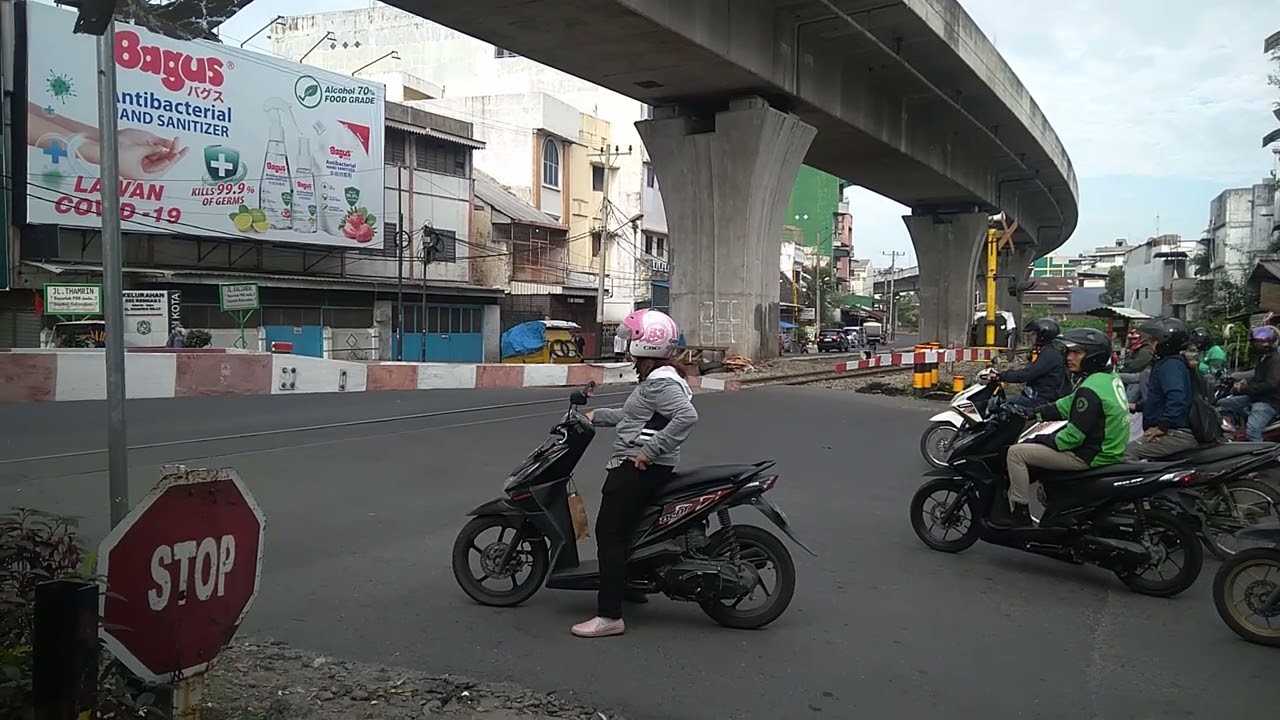 PAGI HARI DI PERLINTASAN KA JALAN THAMRIN, MEDAN (JUNI 2023)