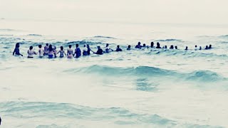 80 Strangers Form Human Chain to Rescue Family From Ocean Riptide