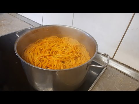 Video: Hoe Om Spaghetti In Grondboontjiesous Te Maak
