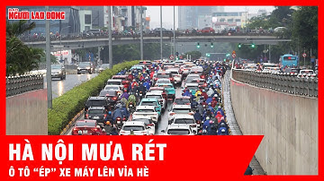 Ô tô đi 6 làn “ép” xe máy leo vỉa hè giữa mưa rét Hà Nội | Tin tức