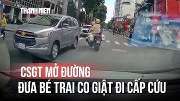 Khoảnh khắc CSGT Rạch Chiếc mở đường đưa bé trai co giật đi cấp cứu