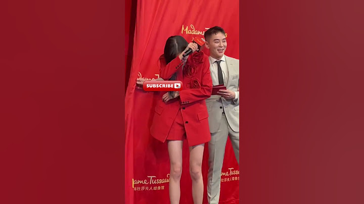 当#关晓彤 看到自己蜡像的反应，捂嘴笑不停 直呼：她比我精致漂亮 - 天天要闻