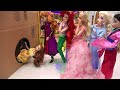 リカちゃんとアナ雪がすぽすぽ てさぐりボックスの中に入っていくよ バービーとマーメイド プリンセス⭐ 人形 アニメ