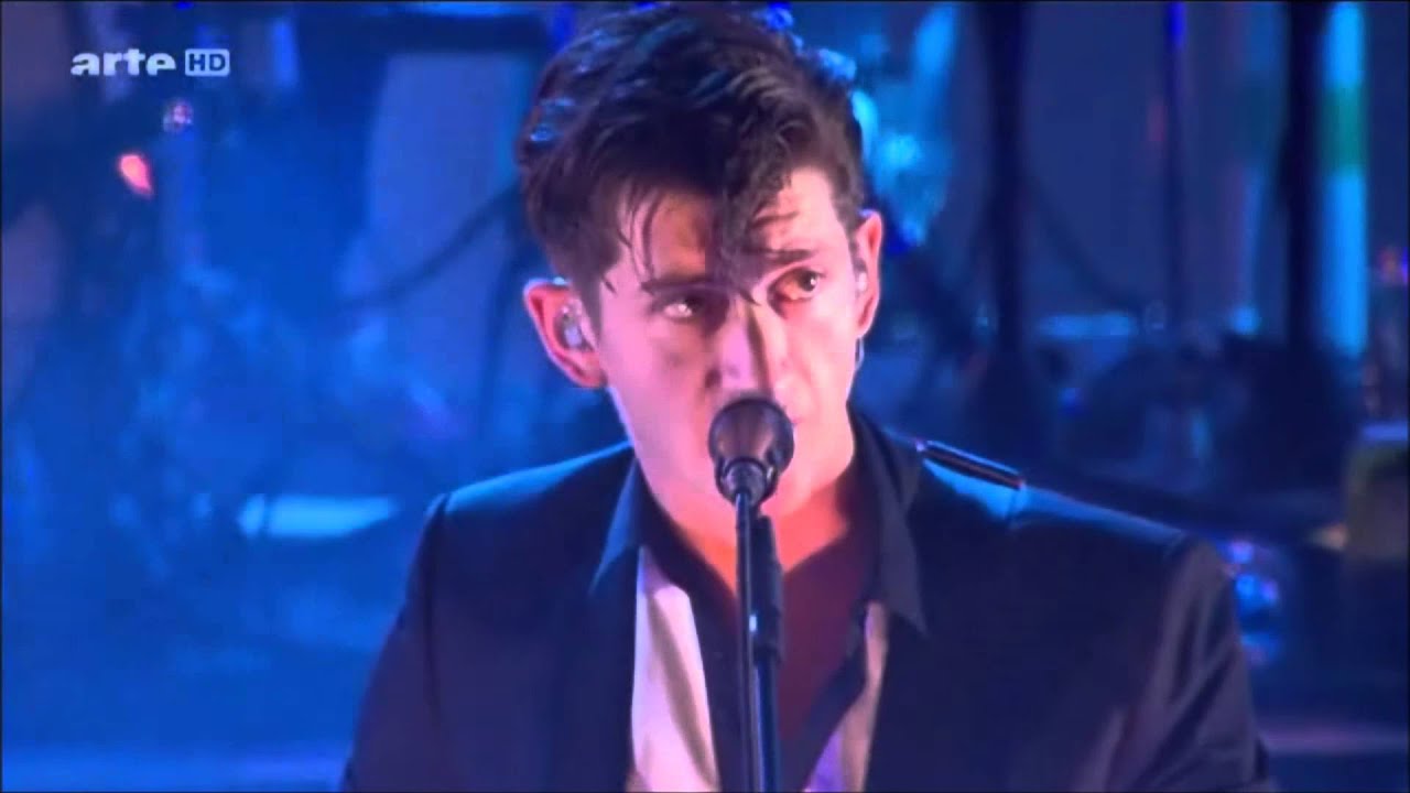 arctic-monkeys-don-t-sit-down-cause-i-moved-your-chair-live-pal-o