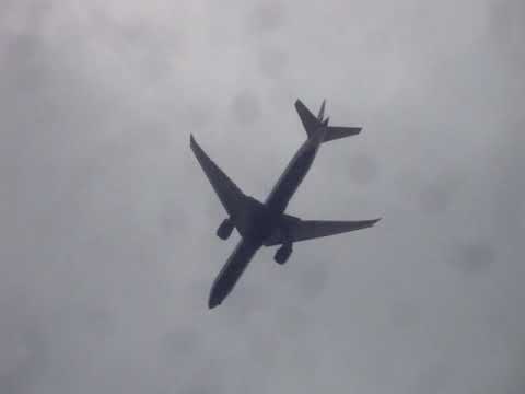 British Airways Boeing 777 36NER G STBB BA182 descending over Clewer ...