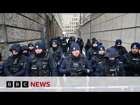 Poland's journalists caught up in battle for airwaves | BBC News