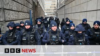 Poland's journalists caught up in battle for airwaves | BBC News