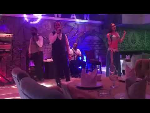 حفله الامارات في مطعم الديوان بدبي مع الفنان أيمن العناني أغنية متفوتنيش أنا وحدي  