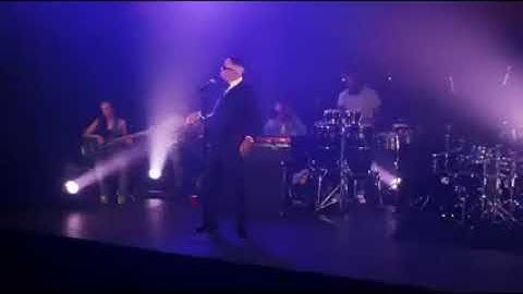 October London - Make Me Wanna (the way you move)