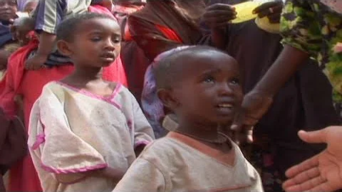 Hungry refugees flood Mogadishu