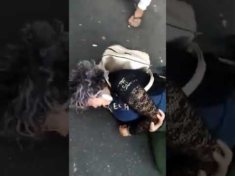 رجال الأمن و المخزن يعنفون عزيزة الحمري في مظاهرة مكناس المغرب مكناس 